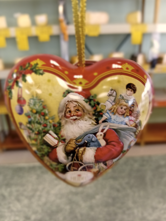 Christmas Nostalgia Heart Tin - Chocolate Pralines